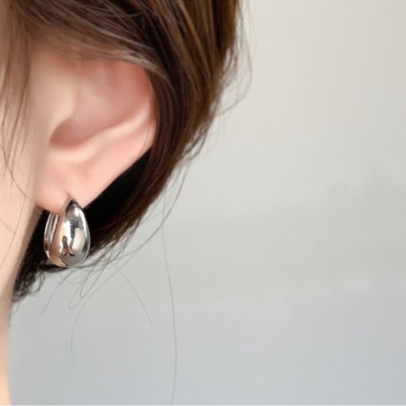 New! Madewell Silver European Huggie Earrings (1082) NWOT - Picture 2 of 2